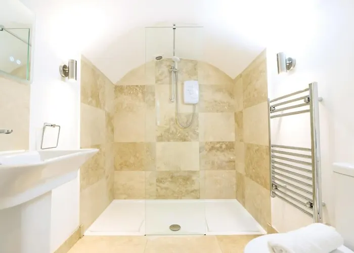 Spacious Boutique Clifton King Size Bed *