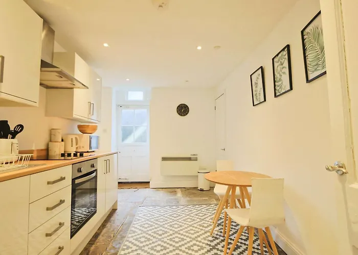 Spacious Boutique Clifton King Size Bed