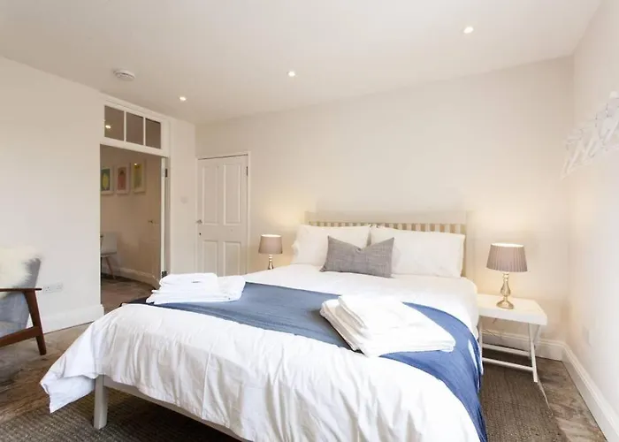 Spacious Boutique Clifton King Size Bed Бристоль