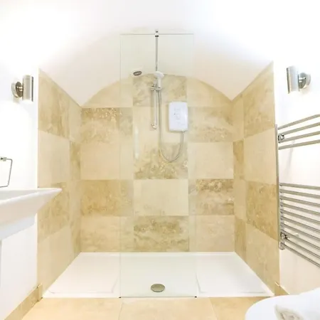 Spacious Boutique Clifton King Size Bed *