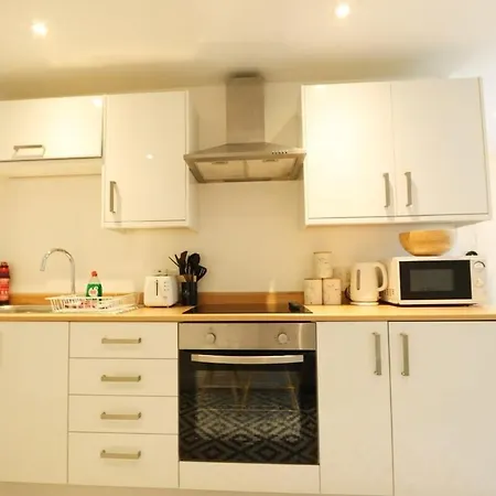 Spacious Boutique Clifton King Size Bed Apartment