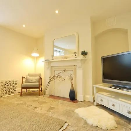 Spacious Boutique Clifton King Size Bed *