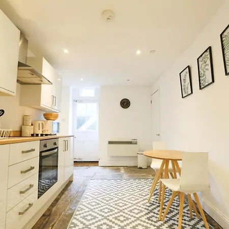 Spacious Boutique Clifton King Size Bed アパート