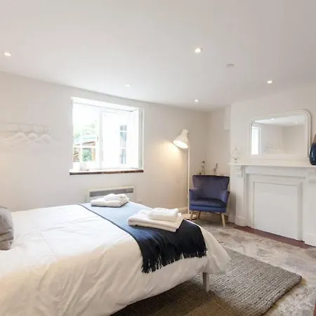 Spacious Boutique Clifton King Size Bed