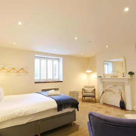 Spacious Boutique Clifton King Size Bed * Bristol