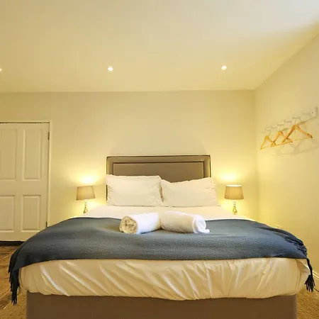 Spacious Boutique Clifton King Size Bed * Bristol