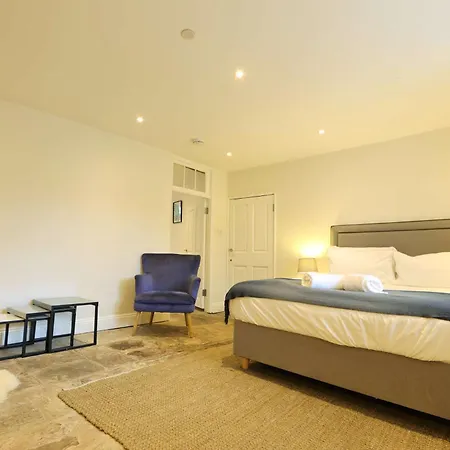 Spacious Boutique Clifton King Size Bed *