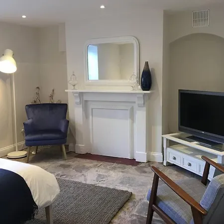 Spacious Boutique Clifton King Size Bed *