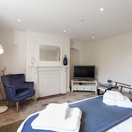 Spacious Boutique Clifton King Size Bed Bristol