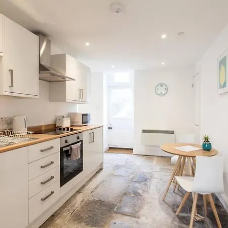 Spacious Boutique Clifton King Size Bed *