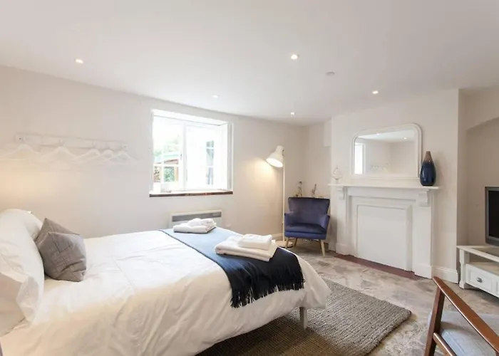 Spacious Boutique Clifton King Size Bed