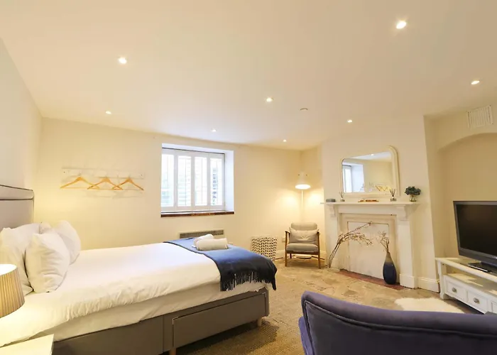 Spacious Boutique Clifton King Size Bed * Bristol