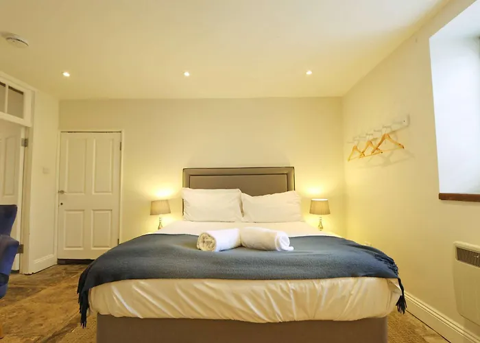 Spacious Boutique Clifton King Size Bed * Bristol