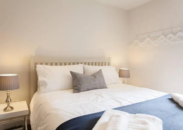 Spacious Boutique Clifton King Size Bed Бристоль