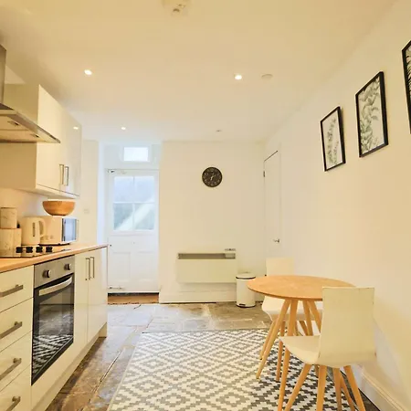 Spacious Boutique Clifton King Size Bed