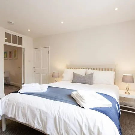 Spacious Boutique Clifton King Size Bed Μπρίστολ