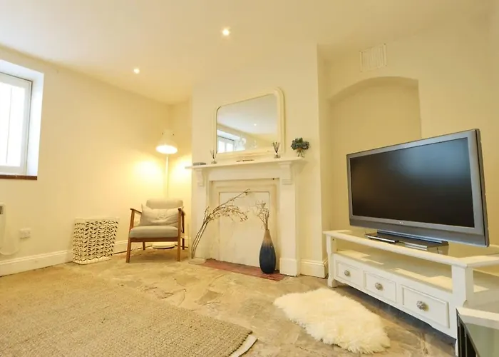 Spacious Boutique Clifton King Size Bed *