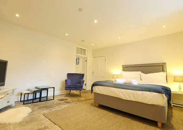 Spacious Boutique Clifton King Size Bed *