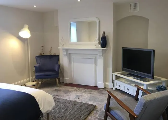 Spacious Boutique Clifton King Size Bed *