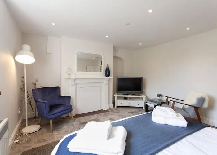 Spacious Boutique Clifton King Size Bed Bristol