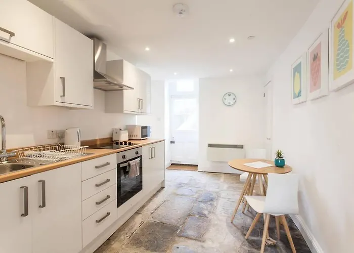 Spacious Boutique Clifton King Size Bed *